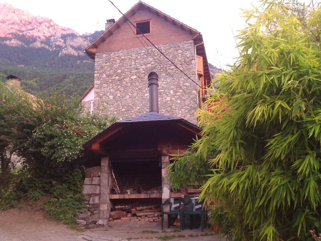 Pension Pallaruelo Saravillo ภายนอก รูปภาพ